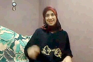 Hijab Arabe Fille Joue Cums Lactate Sur Cam