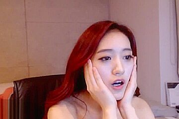 Hot Korean Readhead Shows Her Body