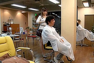 (230409)ç¾Žå®¹å®¤ã§èª˜æƒ‘ã—ã¦ãã‚‹ãƒ­ãƒªã‚®ãƒ£ãƒ«c