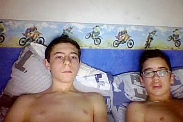 Two Straight Twinks Wank Together