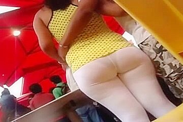 Huge Fanny MILF Followed In Street Candid Video