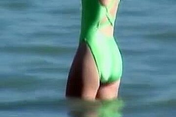 Green Swimsuit Is Worn By The Candid Amateur Babe (03)c