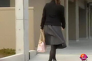 Amateur Skirt Sharking Reveals That She Has No Panties On