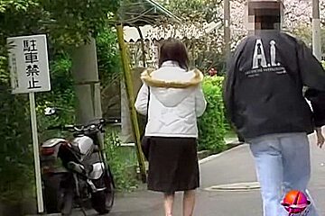 Lady In A Hurry Feels Ready For No Panties Sharking