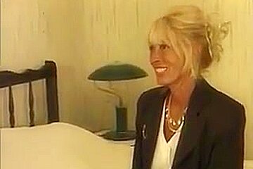 Une Vieille Blonde Avec Un Gigolo