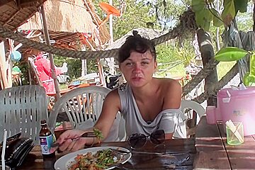 Bella Margo In Sloppy Blowjob And Hardcore Sex On The Beach