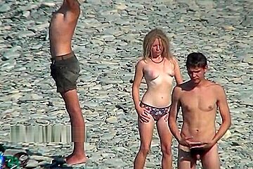 Nudist Girls Expose Bodies At The Beach