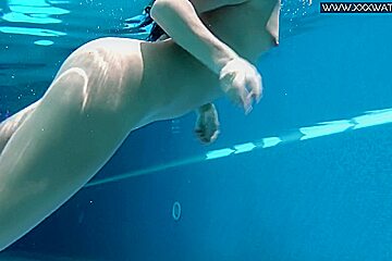 Jessica Lincoln In Cute Average Body Babe Jessica Swimming