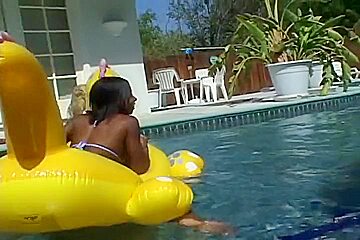 Three Brown Skinned Babes Eat Some Cunt