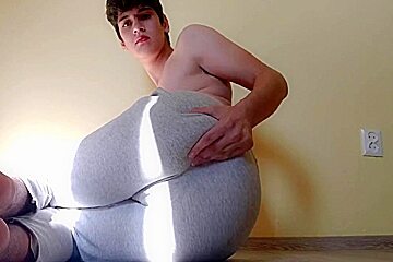 Serenaluv Spanks Her Bubble Butt
