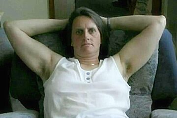 Karin Bei Der Hausarbeit Nur Im Tshirt Und Unterhose .
