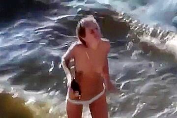 Pair Caught Fucking On The Beach